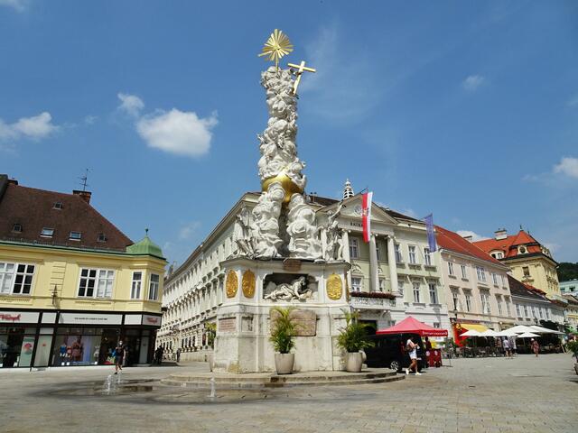 Der Hauptplatz hat seine gegenwärtige Gestaltung nach dem Stadtbrand von 1812 erhalten. Das Rathaus nach Plänen des Architekten Josef Kornhäusel, das Kaiserhaus und die fast 20 m hohe Dreifaltigkeitssäule des Bildhauers Giovanni Stanetti bilden die architektonischen Schwerpunkte. | Foto: S.Plischek