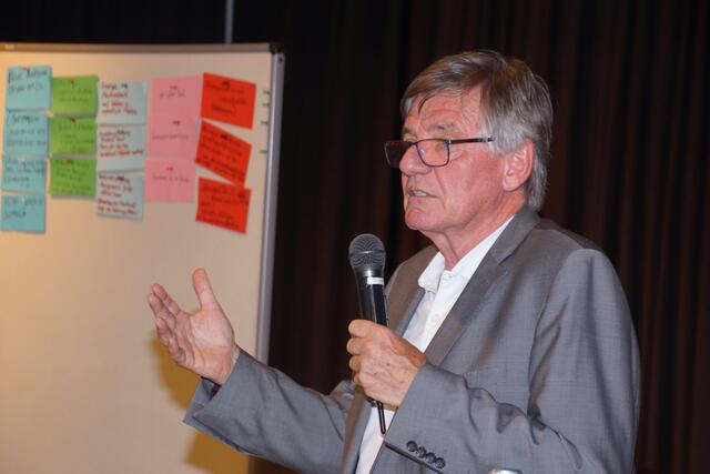 Wilhelm Achleitner, ehemaliger Direktor des Bildungshauses Schloss Puchberg.  | Foto: Helmut Eder