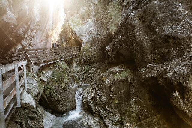 Die Imster Rosengartenschlucht ist ein Naturjuwel und wird von Jung und Alt gerne begangen. | Foto: Imst Tourismus