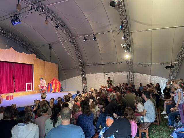 Das zeitgenössische Zirkusfestival "Cirque Neuburck" wurde erstmals beim Töpperschloss ausgetragen. | Foto: Sophia Lindner