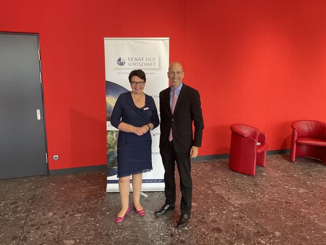 Ulrike Steinmaßl, Regionaldirektorin des "Senat der Wirtschaft" in Oberösterreich, mit Martin Kocher, Bundesminister für Arbeit. | Foto: Susanne Straif