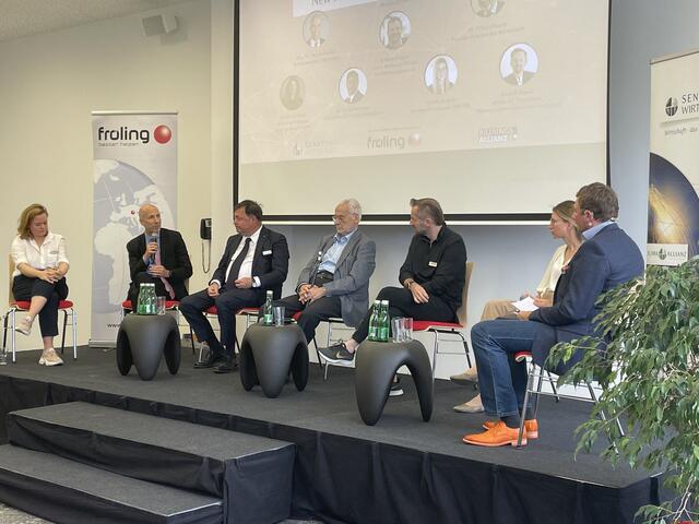 Lisa-Marie Fassl, Bundesminister Martin Kocher, Ernst Hutterer, Erhard Busek, Rudolf Bauer und Sophie Schick diskutierten unter der Moderation von Robert Frasch (v.l.n.r) über die praktischen Auswirkungen von Digitalisierung, Globalisierung und Veränderungen der Wirtschaft auf die Arbeitswelt. | Foto: Susanne Straif