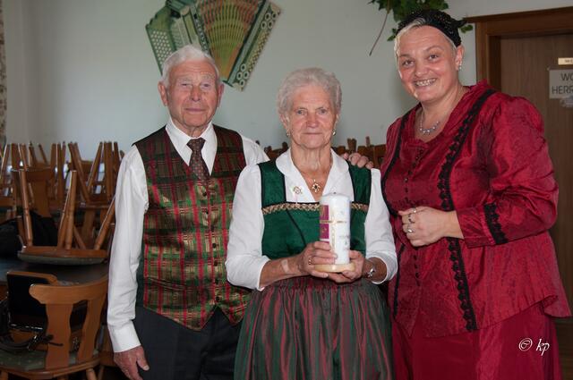 Josef und Adelheid Wiesinger mit Goldhaubenobfrau Andrea Gahleitner. | Foto: Foto: Goldhauben Niederkappel