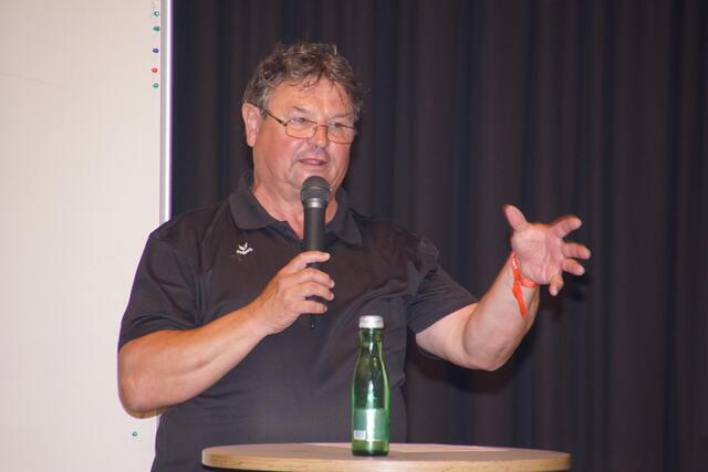 Veranstalter Robert Bräuer mensch&amp;arbeit  begrüßt die Teilnehmer und freut sich über zahlreiche junge Diskussionsteilnehmer.  | Foto: Helmut Eder