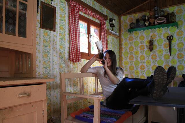 Hornbläserin (Martina Martinz) wartet zu Hause. | Foto: RMK