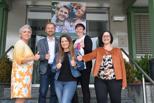Karina Breunhölder-Neulinger und Ewald Semper (AMS Gmünd), Lehrling Barbara Malli, Pamela Hochleitner und Tina Krenn (Elk Fertighaus GmbH).