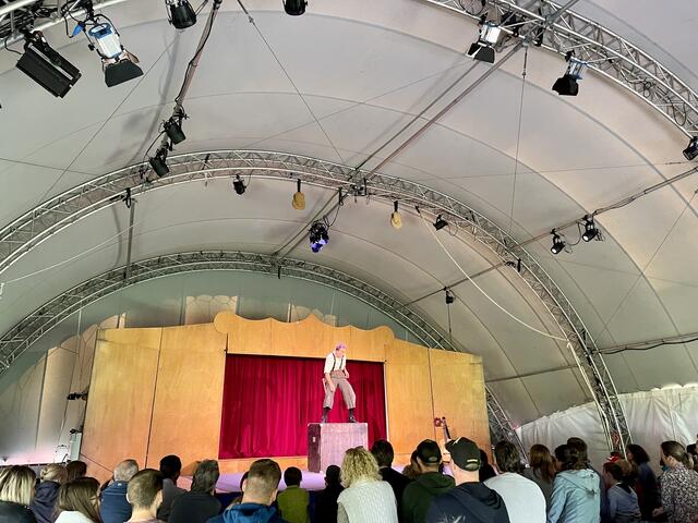 Das zeitgenössische Zirkusfestival "Cirque Neuburck" wurde erstmals beim Töpperschloss ausgetragen. | Foto: Sophia Lindner