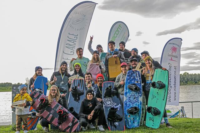 Am Foto: Die Podiumsplatzierungen der NÖ-Landesmeisterschaft im Wakeboard und des Finales der Danube Wakeboard-Masters. Die 3 Tullner Vize-Landesmeister Julia Klammer (2. Reihe stehend 3. v. r.), Christan Ortlieb (2. Reihe stehend 2. v..r.) und Daniel Chadt (2. Reihe stehend 4. v. r.). | Foto: Lars Homann