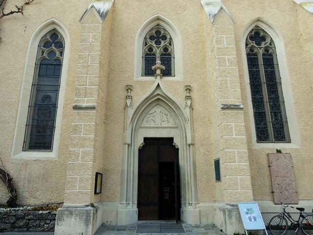 Wer möchte, kann eintreten und die Kirche auch von innen betrachten! ... 
Bilddokus: 1) Innenansichten -----  2) Hencke-Orgel ----- 3) Sakrale Glasbildfenster ----- 4) Grabdenkmäler an den Kirchensäulen
 | Foto: S.Plischek