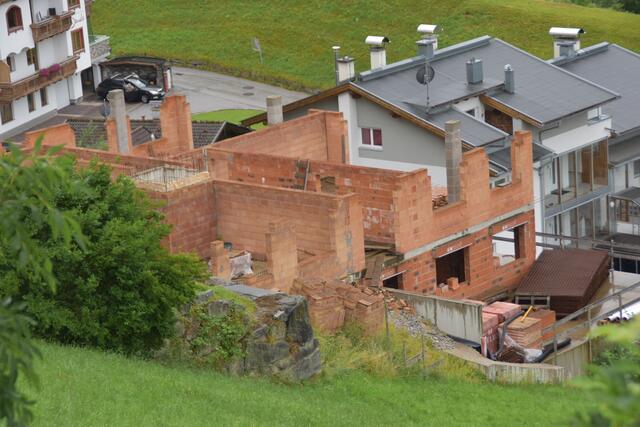 Die Bauruine im Ramsauer Ortsteil "Bichl" steht dort bereits seit dem Jahr 2016. Vielleicht tut sich ja doch mal was. | Foto: Haun