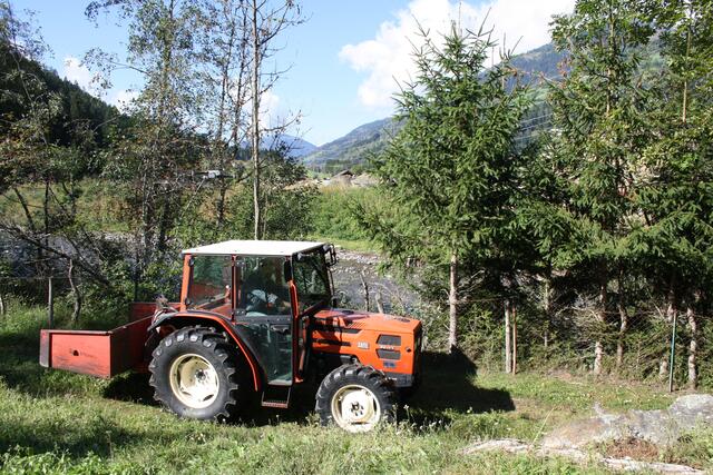 Der Bauer kehrt mit seinem Traktor vom Feld zurück. Beim Filmdreh kam auch eine Drohne zum Einsatz. | Foto: RMK