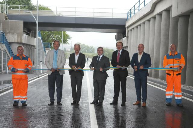 NÖ Straßenbaudirektor Josef Decker, ÖBB-Infrastruktur Vorstandsdirektor Franz Bauer, Landesrat Ludwig Schleritzko, Bürgermeister Matthias Stadler, Vizebürgermeister Matthias Adl und Mitarbeiter des NÖ Landesstraßendienst bei der Verkehrsfreigabe der neuen Ochsenburger Straße. | Foto: NÖ Landesstraßendienst