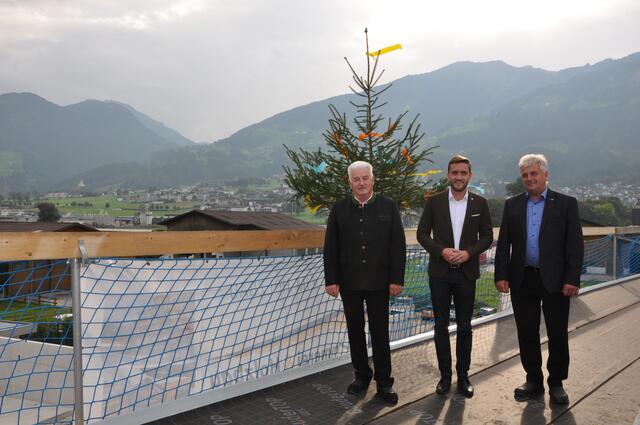 Die Bürgermeister Fankhauser (Fügenberg), Mainusch (Fügen) und Flör (Hart) freuen sich über das neue Projekt.  | Foto: ATM