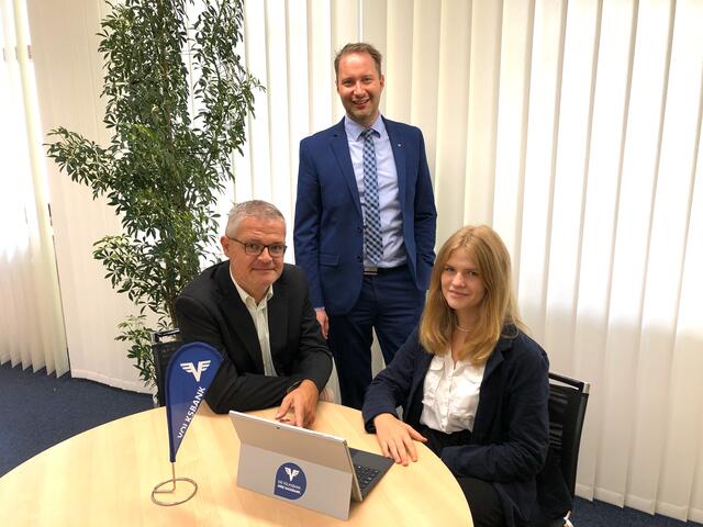 Team-Filialleiter Thomas Reiterer, Regionaldirektor Wolfgang M. Weidinger, MFP, Lehrling Elina Klement