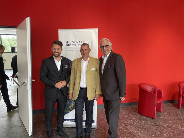 Von links nach rechts: Ludwig Stepan, Assistent des Vorstandsvorsitzenden Hans Harrer, mit Gerald Kienesberger vom Schlosshotel Mondsee und Hans Harrer, Vorstandsvorsitzender "Senat der Wirtschaft". | Foto: Susanne Straif