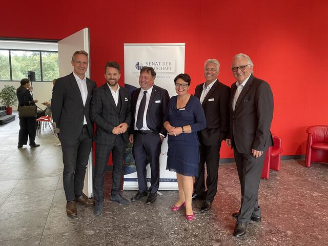 Von links nach rechts: Johannes Linhart, Geschäftsführer der Mittelstands- und Klima-Allianz des "Senat der Wirtschaft", Ludwig Stepan, Assistent des Vorstandsvorsitzenden Hans Harrer, Ernst Hutterer, Geschäftsführung Fröling, Ulrike Steinmaßl, Regionaldirektorin des "Senat der Wirtschaft" in Oberösterreich, Thomas Nennadal, Mitglied der Geschäftsleitung von "Senat der Wirtschaft", und Hans Harrer, Vorstandsvorsitzender "Senat der Wirtschaft". | Foto: Susanne Straif