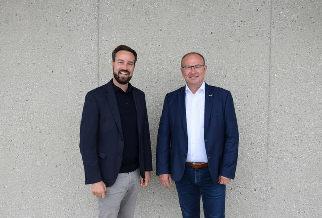 Salzburgs Verkehrslandesrat Stefan Schnöll und Braunaus Bürgermeister Johannes Waidbacher trafen sich zum Arbeitsgespräch am Lokalbahnhof Ostermiething.  | Foto: ÖVP