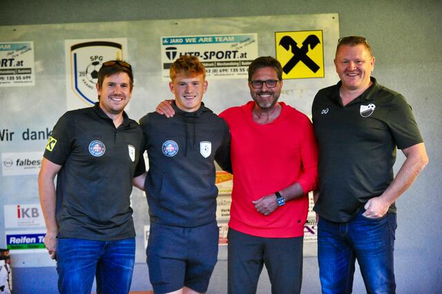 Ehrung der SPG Axams/Grinzens für den Nationaltormann: Michael Kirchmair, Jonas Überbacher, Bgm. Christian Abenthung, Didi Überbacher | Foto: Hassl