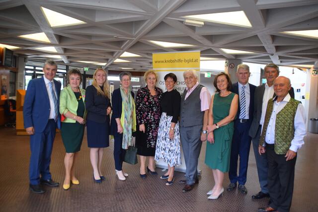 Walter Temmel, Renate Habetler, Julia Wagentristl, Regina Petrik, Verena Dunst, Michaela Klein, Kurt Resetarits, Andrea Konrath, prim. Wilfried Horvath, Vinzenz Knor und Josef Forstner beim Benefizkonzert im KUZ-Güssing.
