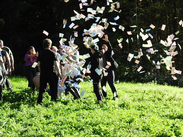 Der Bauer verfüttert das Geld seinen hungrigen Schafen, die symbolisch von Menschen dargestellt werden.  | Foto: RMK