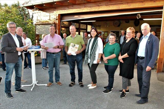 Alois Rauch, Obmann des Bienenzuchtvereins (6.v.r.), übergab im Beisein der Ehrengäste die Zertifikate.  | Foto: WOCHE