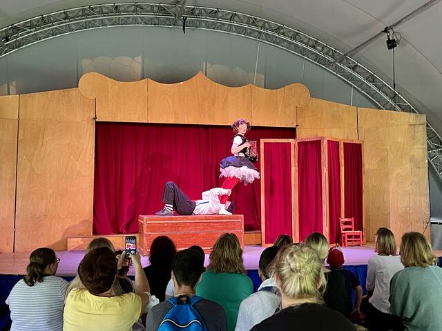 Das zeitgenössische Zirkusfestival "Cirque Neuburck" wurde erstmals beim Töpperschloss ausgetragen. | Foto: Sophia Lindner