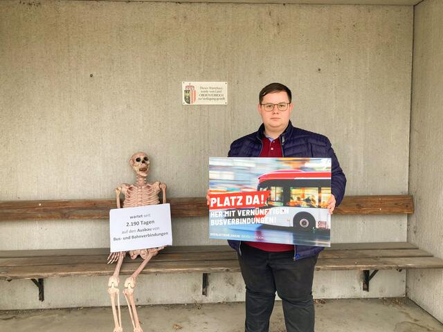 Christoph Natschläger (SP) fordert stellvertretend für die Sozialistische Jugend Oberösterreich einen massiven Ausbau der öffentlichen Verkehrsmittel. | Foto: Sozialistische Jugend OÖ