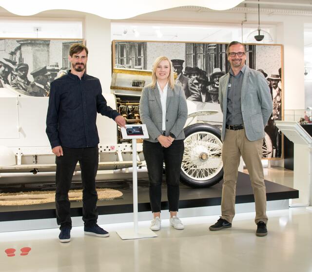 Alexander Schierl mit Kerstin Hennemann und Jakob Iglhauser vom fahr(T)-raum, wo das Feedback-Terminal bereits erfolgreich im Einsatz ist. | Foto: MyOpinion