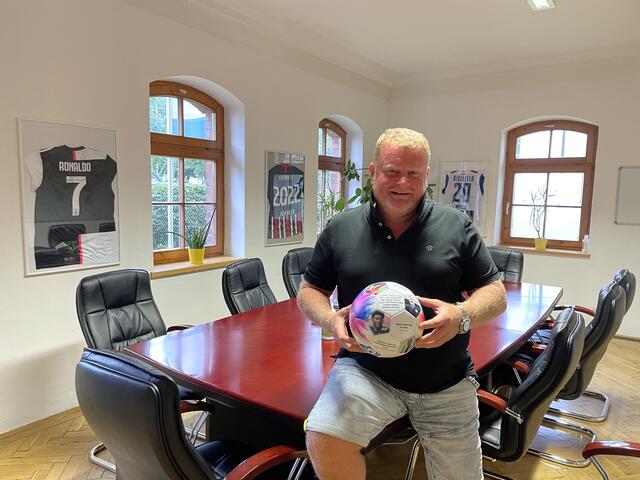 Frank Schreier in seinem Büro in Hallein: "Ich bin ein Workaholic und sicher auch ein schräger Vogel, im positiven Sinne." | Foto: Thomas Fuchs