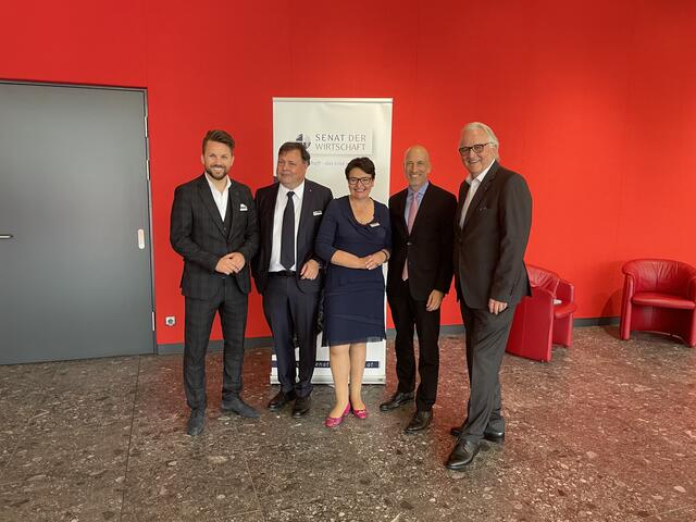 Von links nach rechts: Ludwig Stepan, Assistent des Vorstandsvorsitzenden Hans Harrer, Ernst Hutterer, Geschäftsführer von Fröling, Ulrike Steinmaßl, Regionaldirektorin des "Senat der Wirtschaft" in Oberösterreich, Bundesminister Martin Kocher und Hans Harrer, Vorstandsvorsitzender "Senat der Wirtschaft". | Foto: Susanne Straif