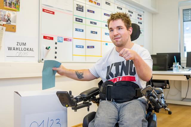 Zeigt es vor: Christian Fast beim Wählen (fürs Video) | Foto: Foto Jörgler