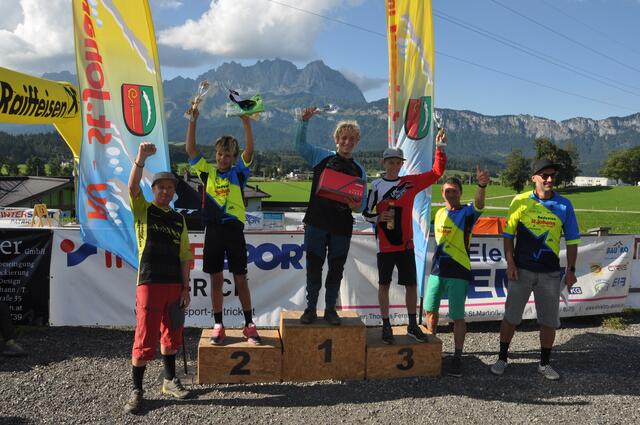 Auf dem Siegespodest im U15-Bewerb: Florian Hiebaum (2./RU St.Johann), Kilian Soder (1.) und Lucas Kraus (3.) mit den Gratulanten Alex Stöckl, Manfred Resch und Kurt Exenberger