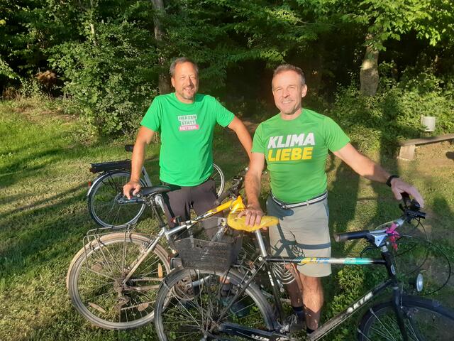 Christoph Neumüller und Philipp Treibenreif radeln für das Klima in Pitzenberg.  | Foto: Peter Treibenreif