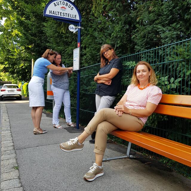 Nina Pavek-Täubler, Elisabeth Muth, Evi Pohl-Iser und Anita Stadlmann (v.l.) fordern eine Intervallverdichtung.  | Foto: BV Hietzing