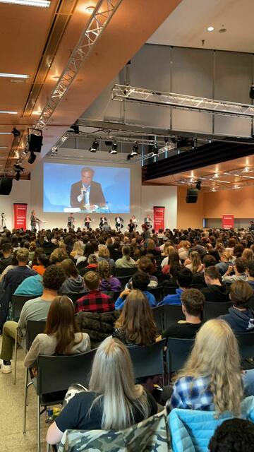 Über 800 Schüler sind bei der großen Wahl-Diskussion dabei.