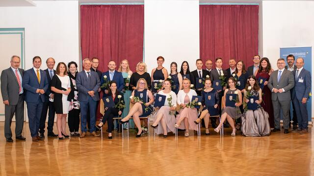 Univ.-Prof. Prim. Dr. Breitenseher Martin
Abg. z. NR Brandweiner Lukas
Dr. Reifschneider Andreas, Geschäftsführer Gesundheit Waldviertel GmbH
Anglmayer Susanne, MSc – Stv. Direktorin KPS Horn
Mag. Klang Lisbeth, Pflegedirektorin
Dr. Klamminger Markus, NÖ LGA Direktion Medizin & Pflege
Anglmayer Michael
Eisenhauer Roland
Rötzer Kerstin
Mandal Nermina
Führer-Dworak Rebecca
Altrichter Patricia
Kargl Julia
Klampfer Lukas
Abg. z. NÖ Landtag Wiesinger Josef
Malleier Maximilian
Riedl Andreas, AK NÖ, Horn
Grossler Lisa
Prim. Dr. Palma Stefan, Stv. med.-wiss. Leiter
Winkler Birgit
LR Schleritzko Ludwig
Vbgm. Mag. Lentschig Gerhard
Mag. Huber Franz, Kaufmännischer Direktor
Vordere Reihe Sitzend:
Erd Magdalena
Bareis Martina
Rudi Nafije
Zechmeister Katrin
Stark Lisa
Ludwig Kathrin
Prezzi Verena