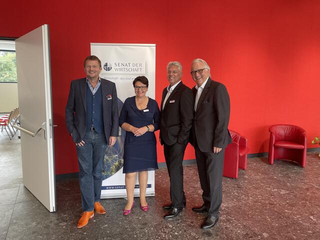Von links nach rechts: der Unternehmer Robert Frasch mit Ulrike Steinmaßl, Regionaldirektorin des "Senat der Wirtschaft" in Oberösterreich, Thomas Nennadal, Mitglied der Geschäftsleitung von "Senat der Wirtschaft", und Hans Harrer, Vorstandsvorsitzender "Senat der Wirtschaft".  | Foto: Susanne Straif
