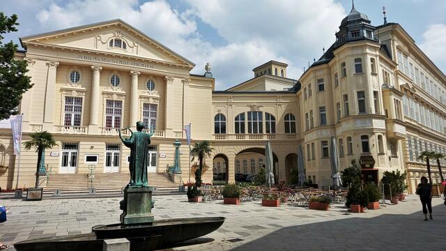 Stadttheater Baden: Fast 300 Jahre alt ist die Theatertradition Badens. Das 700 Personen fassende Theatergebäude wurde 1909 von Europas berühmten Theaterarchitekten Fellner und Helmer im Stil des Neoklassizismus errichtet. Die Badener Theater führen Operette, Musical und Schauspiel während des gesamten Jahres auf.
 | Foto: S.Plischek