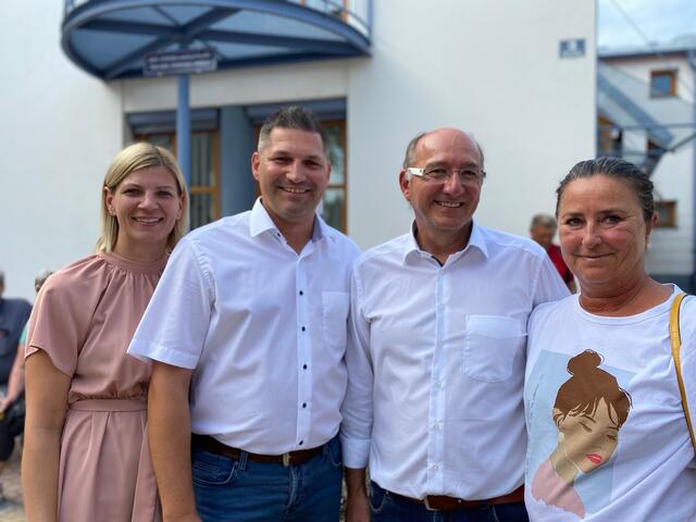 Der neue und der ehemalige Bürgermeister mit ihren Frauen