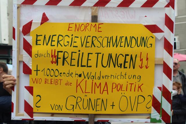 Teilnehmer der Fairantworten Kundgebung kritisieren die Landesregierung aufgrund des Einsatzes von oberirdischen statt unterirdischen Hochspannungsleitungen.