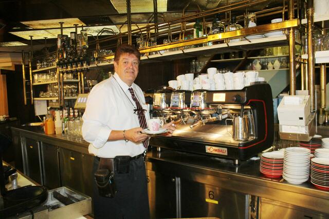 Herbert Bachbauer, gelernter Koch und Kellner, bedient seit dreißig Jahren die Gäste des Hotel-Cafés Hecher in der Wolfsberger Wiener Straße.