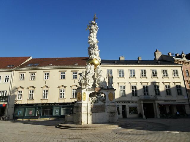 Nach unserer Kaffeepause besichtigen wir die Dreifaltigkeitssäule am Hauptplatz, bevor wir durch die Fußgängerzone Richtung Stadttheater weitergehen. ... Rechts im Bild seht Ihr das Kaiserhaus, Sommerresidenz der Habsburger von 1813–1834 und Wohnsitz des letzten österreichischen Kaisers von 1916–1918.
