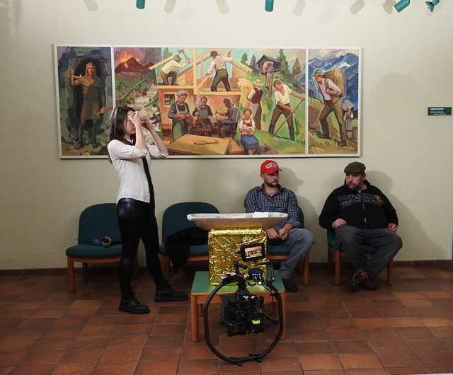 Filmdreh im Gemeindeamt in Stall mit Martina Martinz, Beau-James Leonard und Autor Helmut-Michael Kemmer. Das Wandbild passt perfekt zur Handlung des Films. | Foto: Kemmer