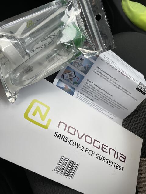 Einfach die Anleitung befolgen, gurgeln, spucken und wieder abgeben. Funktioniert unkompliziert, auch im Auto.