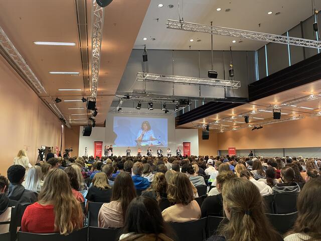 Die Grazer Schüler waren sehr interessiert und erschienen in Scharen.