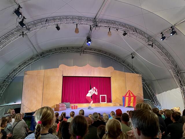 Das zeitgenössische Zirkusfestival "Cirque Neuburck" wurde erstmals beim Töpperschloss ausgetragen. | Foto: Sophia Lindner