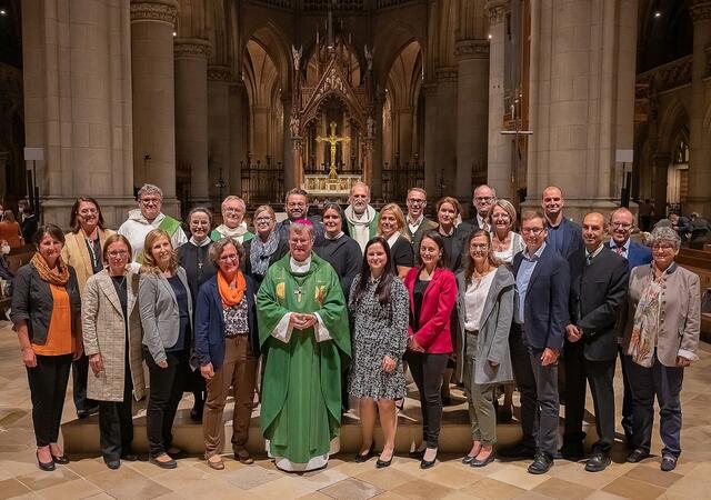Die gesendeten Seelsorger mit Bischof Manfred Scheuer, Generalvikar Severin Lederhilger, Bischofsvikar Wilhelm Vieböck, Diakon Gerhard Jessl, Brigitte Gruber-Aichberger (Direktorin Pastorale Berufe), Gabriele Eder-Cakl (Direktorin Pastoralamt) sowie Rainer Haudum (Leiter des Referats Ausbildungsbegleitung Theologie). | Foto: Diözese Linz / Haijes