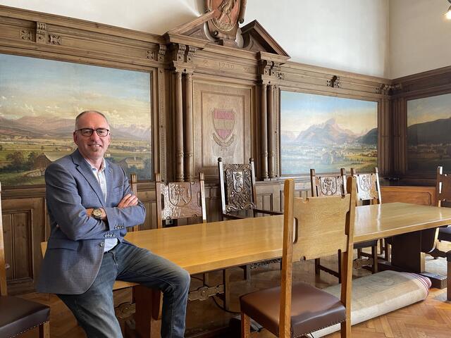 Alexander Stangassinger im historischen Sitzungssaal des Rathauses. | Foto: Thomas Fuchs
