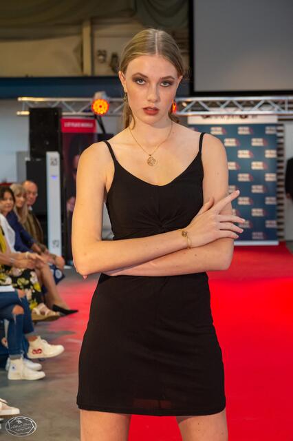 Sarah Schmidt aus Weiz präsentiert die edle Schmuck-Kollektion von Wisdon of the Source.