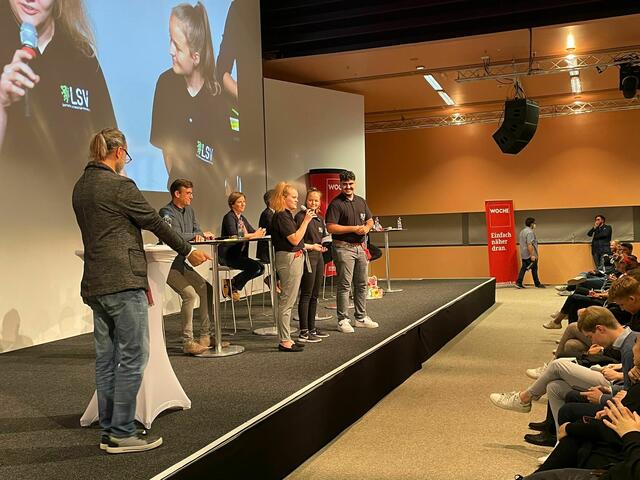 Am Podium: Die Landesschülvertretung und dahinter die Spitzenkandidaten.